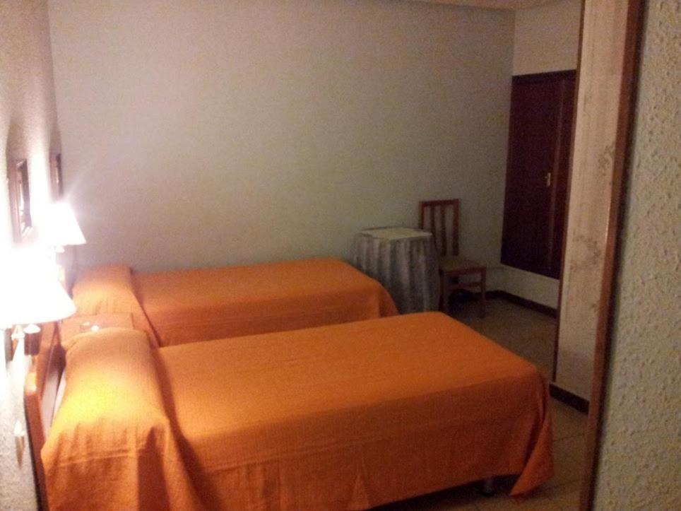 Hostal El Centro อูเอสกา ภายนอก รูปภาพ