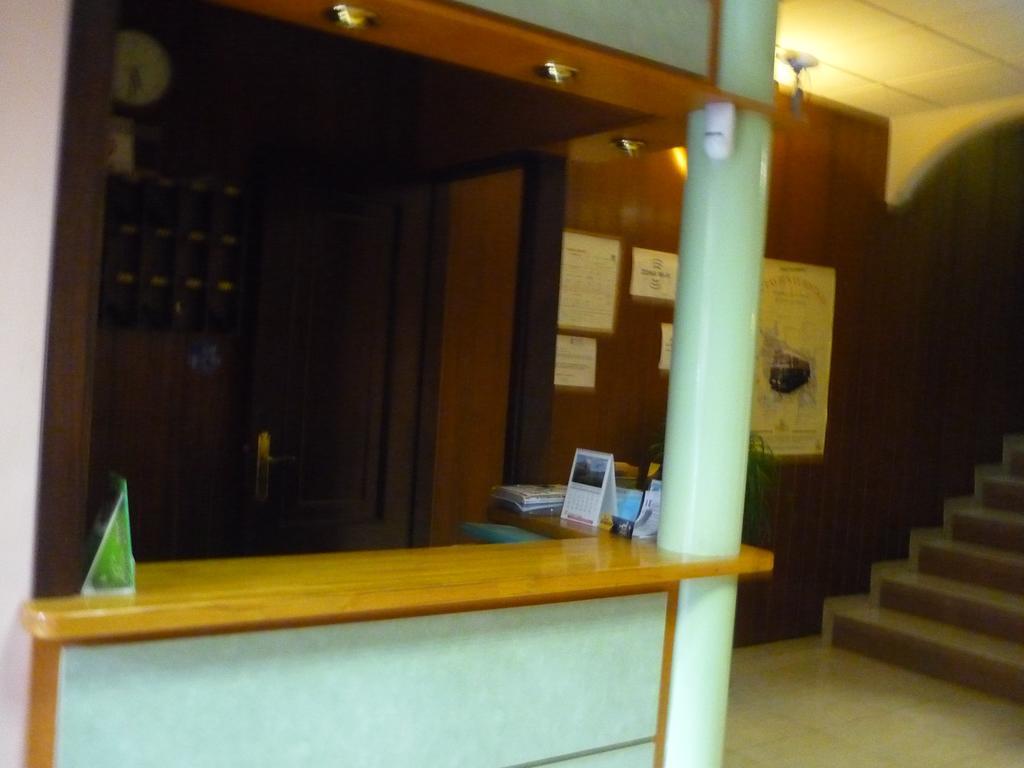 Hostal El Centro อูเอสกา ภายนอก รูปภาพ