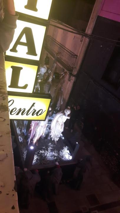Hostal El Centro อูเอสกา ภายนอก รูปภาพ